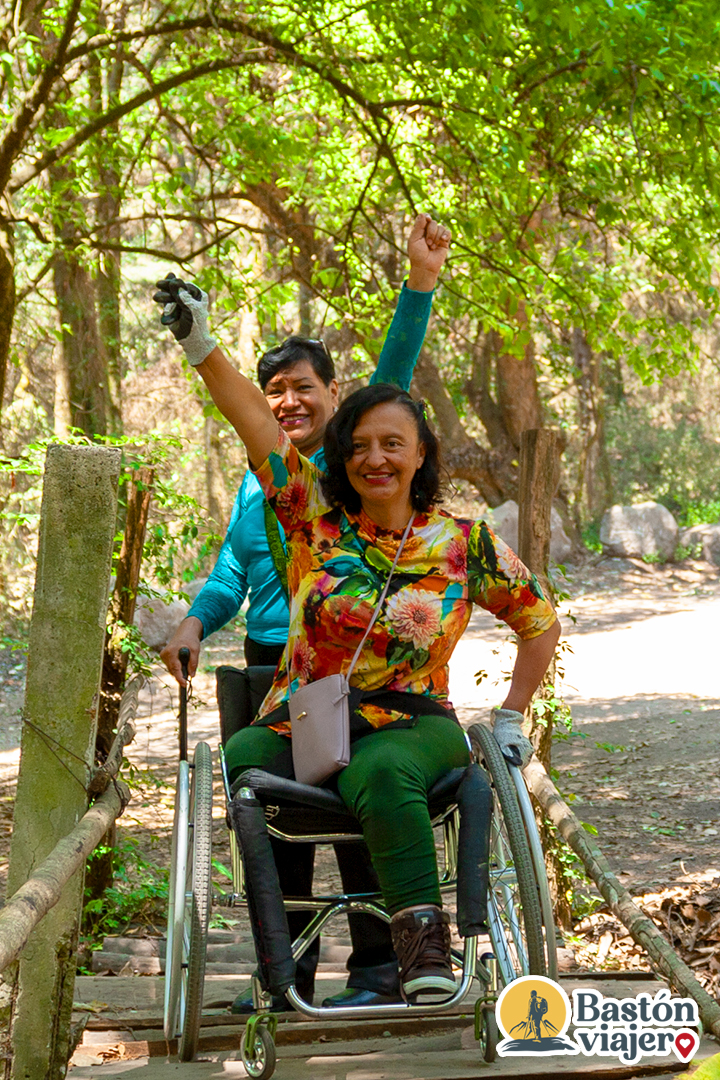 Chayito y Rosy en un puente en Cascada la Burbuja en Ameca cortesía de la agencia de viajes Bastón Viajero