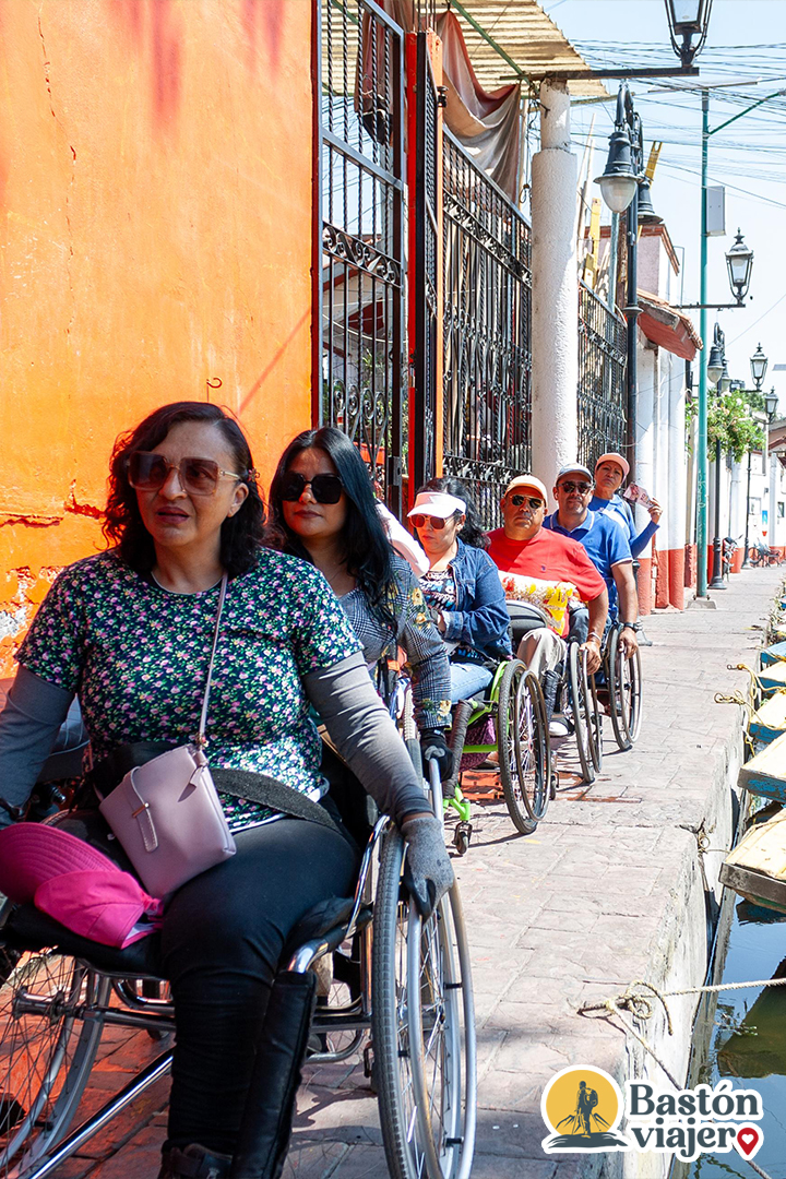 Grupo de personas con discapacidad usando todos silla de ruedas, a un lado del embarcadero Belem en Xochimilco, cortesía de Maca en Xochimilco