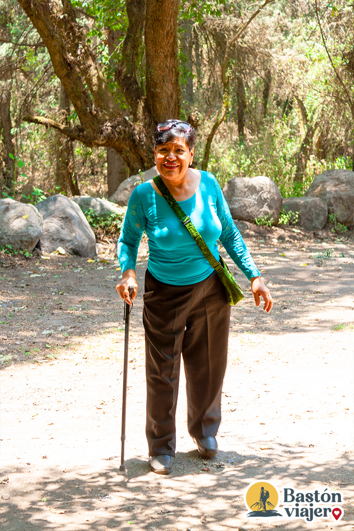 Mujer con sobreviviento de la polio y el cáncer en Cascada la Burbuja en Ameca cortesía de la agencia de viajes Bastón Viajero